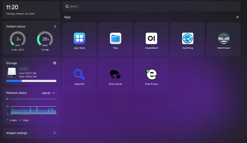 Painel do CasaOS do DebianServer em 20/10/2026: CPU a 3%, RAM a 26% de 11,6 GB, disco com 122 GB usados de 460 GB e os apps App Store, Files, OpenWebUI, Syncthing, Watchtower, SearXNG, Kiwix Server e Ente Photos.